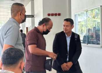 MOHD. Farid Wajdi Harun (dua kanan) didenda RM5,000 selepas mengaku bersalah atas pertuduhan menipu di Mahkamah Sesyen Alor Setar.