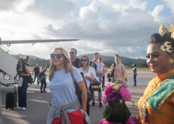 PELANCONG dari Poland tiba dengan menaiki pesawat sewa khas, Tol Polish Airlines ke LTAL di Padang Matsirat, Langkawi.