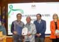 MENTERI Kesihatan, Datuk Seri Dr Dzulkefly Ahmad menyampaikan sijil kepada penerima pada Majlis Perasmian Hari Kesihatan Mental Sedunia Peringkat Kebangsaan 2024 di Putrajaya di sini, hari ini. - UTUSAN/FAISOL MUSTAFA