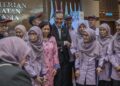 DZULKEFLY Ahmad bergambar bersama warga emas selepas merasmikan Majlis Perasmian Sambutan Hari Warga Emas Peringkat Kementerian Kesihatan Malaysia Tahun 2024 di Putrajaya. - UTUSAN/FAIZ ALIF ZUBIR