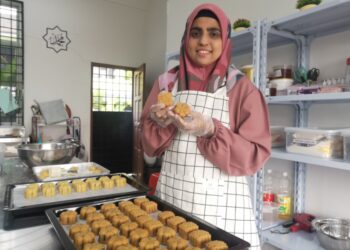 SYAWALIZA Abdul Kutty tekun menyiapkan kuih bulan yang ditempah pelanggan ketika ditemui Utusan Malaysia di Seremban.-UTUSAN /NUR SHARIEZA ISMAIL