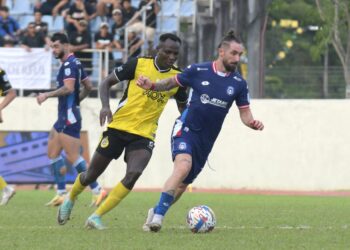 PEMAIN Sabah FC, Miguel Angel Garrido Cifuentes (kanan) melepasi halangan pemain Perak FC, Sunday Kolawole Afolabi dalam perlawanan Liga Super di Stadium Majlis Perbandaran Manjung hari ini. - UTUSAN/ZULFACHRI ZULKIFLI