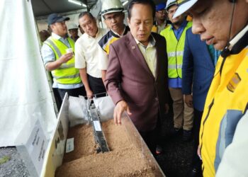 AHMAD Maslan (tengah) mendengar taklimat tentang pelaksaan projek pembaikan cerun dan Jalan Persekutuan FT185 Seksyen 44.1 Jalan Simpang Pulai - Blue Valley daerah Kinta dekat Ipoh hari ini. - UTUSAN