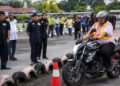 AEDY Fadly Ramli (depan, dua dari kiri) menyaksikan Afifi Anuar mengendali motosikal berkuasa tinggi pada hari pertama Sesi Ujian Penuh Pelaksanaan Program Khas Peralihan LMM Kelas B2/B1 Kepada LMM Kelas B di Akademi Memandu Shah Alam, Sungai Merab Luar, hari ini. - UTUSAN/MUHAMAD IQBAL ROSLI