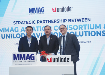 ANTHONY Loke (tengah) ketika gimik perasmian kerjasama strategik antara MAC dan Unilode di Alibaba Cainiao KLIA, Sepang, Jumaat lalu.-UTUSAN/FAISOL MUSTAFA