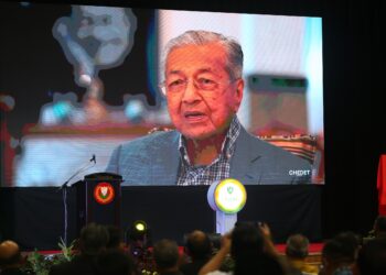 Dr. Mahathir Mohamad menyampaikan ucaptama secara maya pada Majlis Pelancaran The Greater Kedah di Seri Mentaloon di Alor Setar, hari ini. UTUSAN/ SHAHIR NOORDIN