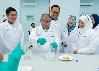 SAARANI Mohamad (tengah) melawat makmal pada majlis perasmian Terra Mineral Lab (TML) dan Pusat Kecemerlangan Penyelidikan Mineral di Gopeng hari ini. - UTUSAN/MUHAMAD NAZREEN SYAH MUSTHAFA