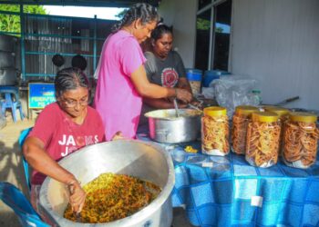 SANTHI Sathasivam (kiri) bersama saudaranya menyediakan maruku dan omapodi yang bukan sahaja menjadi tumpuan masyarakat India sebaliknya semua kaum menjelang Deepavali di Kampung Belukar, Arau, Perlis semalam. – UTUSAN/IZLIZAN OTHMAN