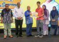 SAARANI Mohamad menyampaikan Insentif Siswa Yayasan Perak kepada pelajar pada Program Ngopi Bersama Siswa USAS dan UPSI Bersama Cikgu Saarani di Ipoh hari ini. - UTUSAN/MUHAMAD NAZREEN SYAH MUSTHAFA