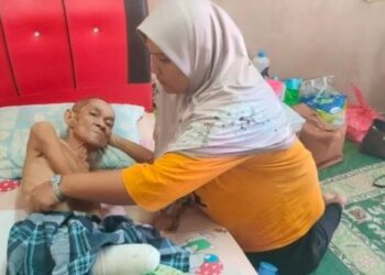 RAJA Aimie Nadia Raja Amran (kanan) menguruskan bapa mentuanya, Syukri Hamid terlantar sakit dan uzur di Taman Saga, Mentakab di Temerloh, Pahang.