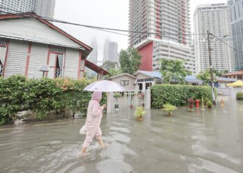 KAWASAN Kampung Baru di ibu negara dilanda banjir semalam selepas hujan lebat sejak awal pagi dan keadaan lebih buruk diramal boleh berlaku apabila Monsur Timur Laut dijangka bermula akhir bulan ini.