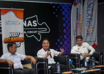 EXCO Kerajaan Tempatan dan Pelancongan, Datuk Ng Suee Lim (tengah) bercakap pada sidang akhbar Kerjasama Strategik Litar Antarabangsa Petronas Sepang & Tourism Selangor Sempena Tahun Melawat Selangor 2025 di PETRONAS Sepang International Circuit di sini, hari ini.