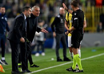 REAKSI jurulatih Fenerbahce, Jose Mourinho (tengah) selepas menerima kad merah daripada pengadil perlawanan, Clemen Turpin (tengah) ketika pasukannya menentang Manchester United dalam aksi Liga Europa di Istanbul, semalam. - AFP