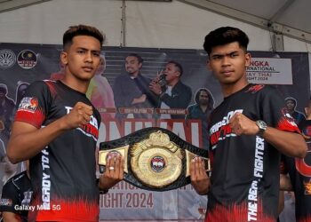 JAGUH Muay Thai Mohd Fahmi Irfan Mohd Fadli (kanan), Mohd Hafizal  dan Mohd Haiqal Mat Nor (kiri)  bersama tali pinggang yang menjadi rebutan Kejohanan Muay Thai Antarabangsa Jengka 2024 di Bandar Tun Abdul Razak Jengka, hari ini.