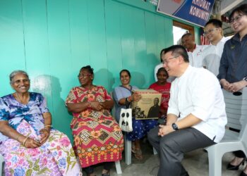 NGA Kor Ming beramah mesra dengan penduduk Rumah Pangsa Jalan Ashby pada perasmian Pusat Komuniti KRT Jalan Hospital di Ipoh hari ini. - UTUSAN/MUHAMAD NAZREEN SYAH MUSTHAFA