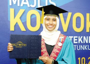 NURUL NAJIEHA Zulkifli menerima Anugerah Khas Sukan pada Majlis Konvokesyen Politeknik Ibrahim Sultan, semalam.