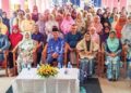 SEBAHAGIAN dari peserta yang hadir bergambar sempena Program Sanjungan Budi Sasterawan Negara, 
Datuk Zurinah Hassan berlangsung di Sekolah Kebangsaan  Tikam Batu, Sungai Petani, Kedah baru-baru ini.