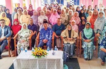 SEBAHAGIAN dari peserta yang hadir bergambar sempena Program Sanjungan Budi Sasterawan Negara, 
Datuk Zurinah Hassan berlangsung di Sekolah Kebangsaan  Tikam Batu, Sungai Petani, Kedah baru-baru ini.