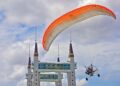 SALAH seorang peserta dalam acara Terengganu International Paramotor Challenge di Dataran Jambatan Angkat Kuala Terengganu, Kuala Nerus, Terengganu. – UTUSAN/PUQTRA HAIRRY ROSLI