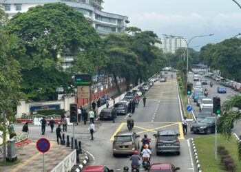 KEADAAN kenderaan pelawat Hospital Raja Permaisuri Bainun (HRPB) yang diparkir di tepi jalan di Jalan Raja Ashman Shah di Ipoh.  - UTUSAN/ LIYANA RAMLI