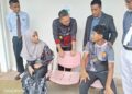 AMZAN Abdul Malek menyantuni keluarga masa kemalangan di Perkarangan Unit Forensik Hospital Jengka, baru- baru ini.