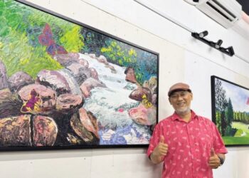 AHMAD Nazrin Mohamed Noor menunjukkan salah satu karya lukisan yang akan dipamerkan pada pameran solo ke 11, Oktober nanti di Galeri Artic di Kuantan, Pahang. - UTUSAN/NORHAFIZAN ZULKIFLI