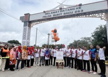 MAJLIS pelancaran pintu gerbang baharu yang merupakan mercu tanda pertama Felda Bukit Sagu 2 dan 3 
di Kuantan, Pahang. – UTUSAN/NORHAFIZAN ZULKIFLI