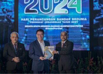 NGA Kor Ming menerima buku Laporan Kemampanan Bandar 2024 pada majlis Sambutan Hari Perancangan Bandar Sedunia (HPBS) Tahun 2024 Peringkat Kebangsaan di Putrajaya. - UTUSAN/FAIZ ALIF ZUBIR