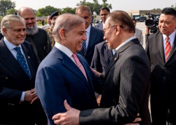 ANWAR Ibrahim diiringi Shehbaz Sharif di Pengkalan Udara Nur Khan di Islambabad, Pakistan, semalam sebelum berlepas ke Bangladesh bagi mengadakan lawatan singkat ke negara itu. – PEJABAT PERDANA MENTERI