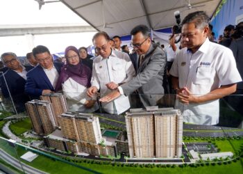 ANWAR Ibrahim melihat replika Residensi Sentral pada Majlis Peluncuran Residensi Madani Putrajaya di Putrajaya, hari ini. - UTUSAN/FAISOL MUSTAFA