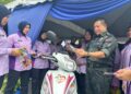 AZIZI Mat Aris (kanan) bersama Skuad Amanita pada Majlis Perasmian Taman Angkat Amanita PDRM 2024 di Batu Gajah hari ini.  - UTUSAN/LIYANA RAMLI

.