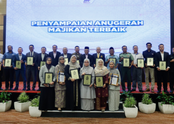 ABDUL Hakim Amir Osman (belakang, sembilan dari kiri) bergambar bersama penerima Anugerah Majikan Terbaik PPZ-MAIWP, di Pusat Dagangan Dunia di Kuala Lumpur, semalam.-UTUSAN/SHIDDIEQIIN ZON