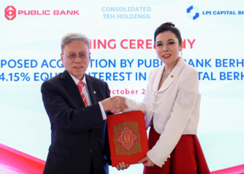 TAY Ah Lek (kiri), dan Teh Li Shian Diona bertukar dokumen perjanjian pada Majlis Menandatangani Perjanjian Pemerolehan Ekuiti LPI Capital Berhad, di Menara Public Bank, di sini, semalam – Utusan/SHIDDIEQIIN ZON