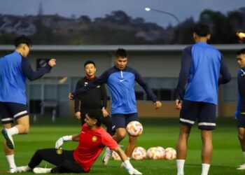 PEMAIN Harimau Malaya  menjalani latihan ringan menjelang aksi persahabatan di New Zealand, semalam. - IHSAN FAM