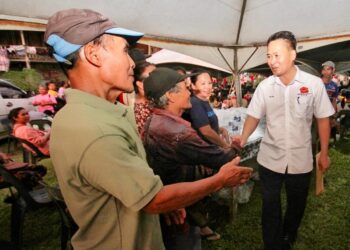 PETER Anthony tiba pada majlis pelancaran jenteran PRN Sabah DUN Kadamaian di Kota Belud, Sabah semalam.