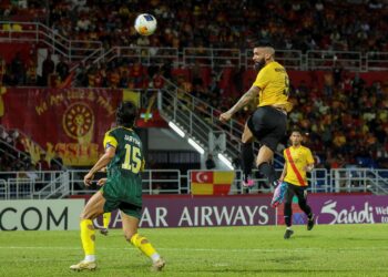 Pemain Selangor FC, Ronnie Allan Fernandez menanduk bola ke gawang gol Jeonbuk Hyundai Motors FC pada perlawanan Liga Juara-Juara 2 (ACL2) baru-baru ini. Selangor mengharapkan kemenangan lagi apabila menentang JDT malam ini. - UTUSAN/FARIZ RUSADIO