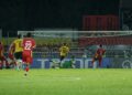 PEMAIN Selangor FC, Yohandry Orozco (tengah) berjaya menolak masuk bola ke gawang Cebu FC pada perlawanan kedua Kumpulan H Liga Juara-Juara 2 (ACL2) di Stadium Majlis Bandaraya Petaling Jaya malam ini.-UTUSAN/FARIZ RUSADIO.