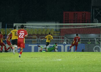 PEMAIN Selangor FC, Yohandry Orozco (tengah) berjaya menolak masuk bola ke gawang Cebu FC pada perlawanan kedua Kumpulan H Liga Juara-Juara 2 (ACL2) di Stadium Majlis Bandaraya Petaling Jaya malam ini.-UTUSAN/FARIZ RUSADIO.