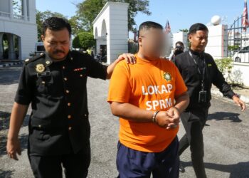 LELAKI direman lima hari bagi membantu siasatan salah guna jawatan kes menyeleweng wang pelaburan berjumlah RM3.2 juta. - UTUSAN/MUHAMAD NAZREEN SYAH MUSTHAFA