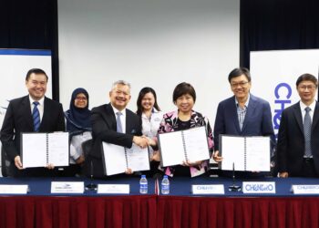 PENGURUSAN kanan Senai Airport City dan Chenbro semasa majlis menandatangani perjanjian jual beli, baru-baru ini.