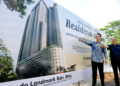 GOOI Kai Shin (kanan) bersama Pengurus Besar Crescendo, Lee Kim Chai menunjukkan model kediaman Senyum Residences, Johor Bahru Johor.-UTUSAN/RAJA JAAFAR ALI