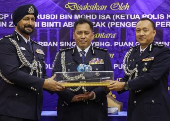 KETUA Polis Kuala Lumpur, Datuk Rusdi Mohd Isa menyaksikan penyerahan tongkat kuasa antara Bekas Ketua Polis Daerah Cheras, ACP Ravindar Singh (kiri), kepada Ketua Polis Daerah Cheras yang baharu, ACP Aidil Bolhassan (kanan), pada Majlis Serah Terima Tugas Ketua Polis Daerah Cheras, di Ibu Pejabat Polis Daerah Cheras, di sini hari ini. UTUSAN/SHIDDIEQIIN ZON