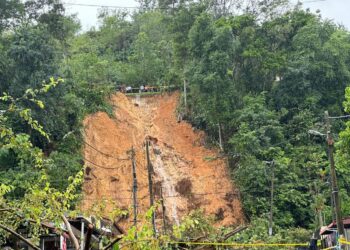 KEADAAN tanah runtuh di Taman Melawati setakat pukul 1 petang ini.