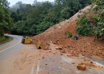 KEADAAN runtuhan cerun di KM 43.4, Jalan Simpang Pulai-Cameron Highlands menyebabkan laluan itu ditutup kepada semua kenderaan. - UTUSAN