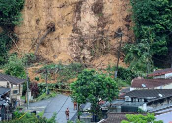 KEADAAN tanah runtuh di Taman Melawati, ekoran hujan lebat berterusan yang melanda di ibu negara Kuala Lumpur sejak awal pagi tadi ketika tinjauan di sini hari ini.

Bagaimanapun, tiada sebarang kemalangan jiwa dilaporkan sehingga kini. UTUSAN/FARIZ RUSADIO