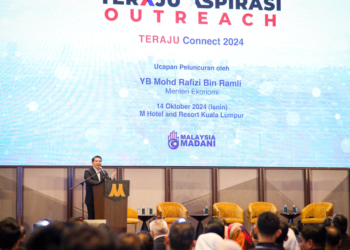 RAFIZI Ramli berucap pada Majlis Peluncuran Program Pembiayaan Kewangan Teraju di M Hotel and Resort Kuala Lumpur di sini, semalam.-UTUSAN/SADDAM YUSOFF