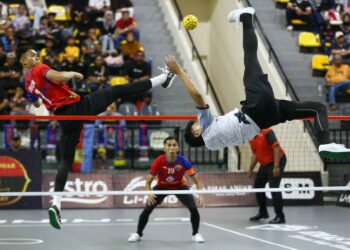 PEMAIN Terengganu Turtles, Jatuporn Taluenjit melibas bola sambil dihalang pemain ATM Guardians, Muhammad Afifuddin pada STL GP Perak  di Stadium Indera Mulia semalam. - UTUSAN/MUHAMAD NAZREEN SYAH MUSTHAFA