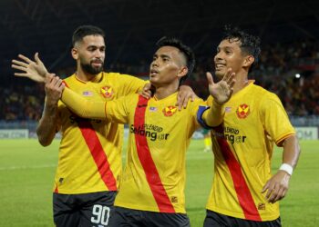 Pemain Selangor FC, Harrith Haiqal (tengah) meraikan  jaringan gol bersama rakan sepasukan pada perlawanan Liga Juara-Juara 2 (ACL2) menentang Jeonbuk Hyundai Motors FC di Stadium Majlis Bandaraya Petaling Jaya (MBPJ) kelmarin. - UTUSAN/ FARIZ RUSADIO