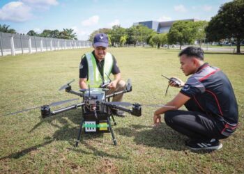 CUBESAT yang dibina pelajar dipasang pada dron sebagai ujian terhadap fungsinya untuk mendapatkan data seperti tekanan, ketinggian dan suhu. – UTUSAN/SADDAM YUSOFF