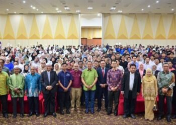 AHMAD Samsuri Mokhtar (tengah) bergambar bersama para mahasiswa selepas sesi town hall Mahasiswa Anak Terengganu di Kuala Terengganu, baru-baru ini. – UTUSAN/PUQTRA HAIRRY ROSLI